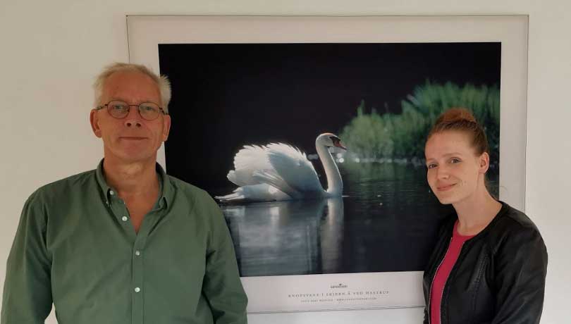 Karsten Andersen og Mari Böhlig foran akustikbillede med svane