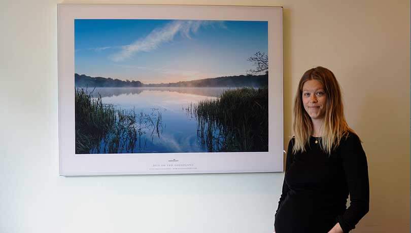 Kunst på fødeafdeling på OUH - Cecilie ved siden af landskabsbillede