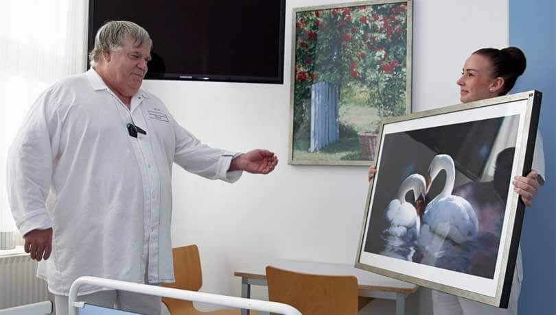 Hospitalskunst - Patient vælger kunst på sengestuen