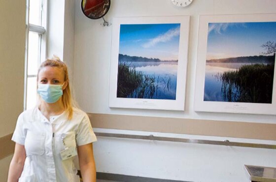 Tryghhedsskabende naturbillede på operationsgangen på Nordsjællands Hospital