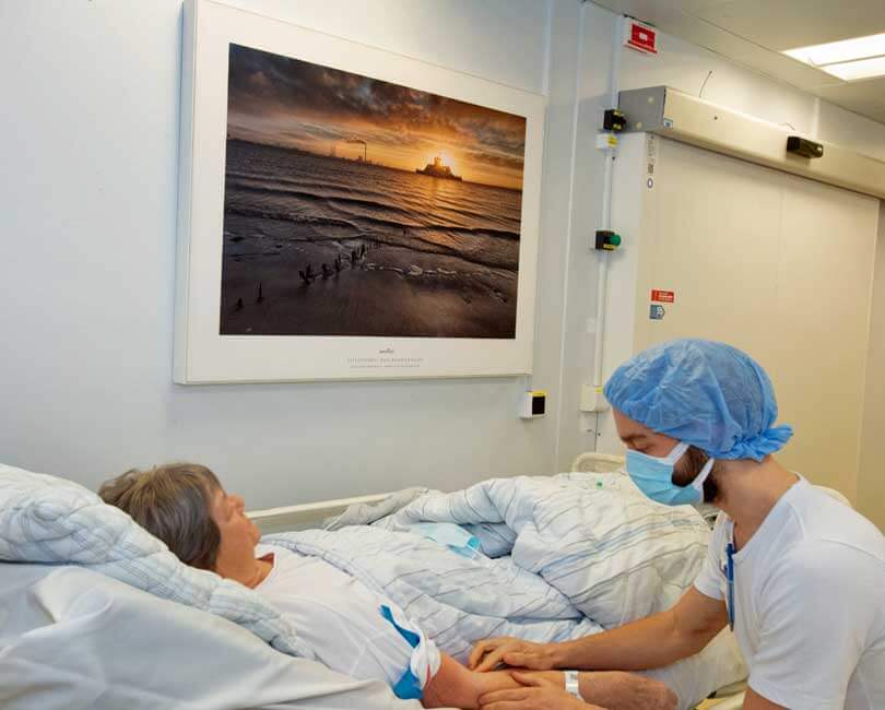 Sygehuskunst - tryghedsskabende hospitalskunst på operationsgang på Nordsjællands Hospital