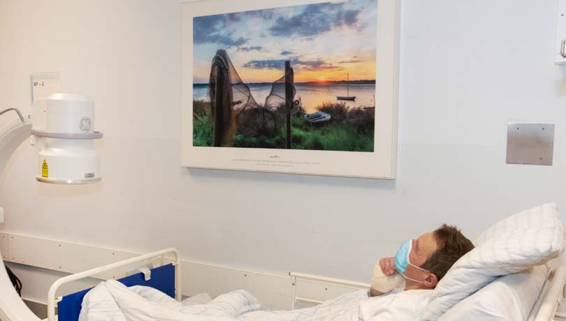 Sygehuskunst på operationsgang på Nordsjællands Hospital