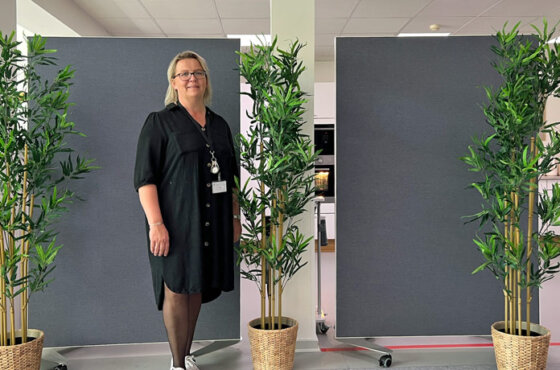 Mobile skærmvægge på Lykkebo plejehjem i Billund med Tina Agergaard Hansen i forgrunden