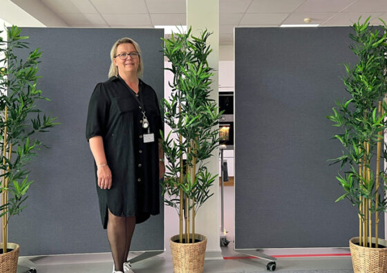 Mobile skærmvægge på Lykkebo plejehjem i Billund med Tina Agergaard Hansen i forgrunden